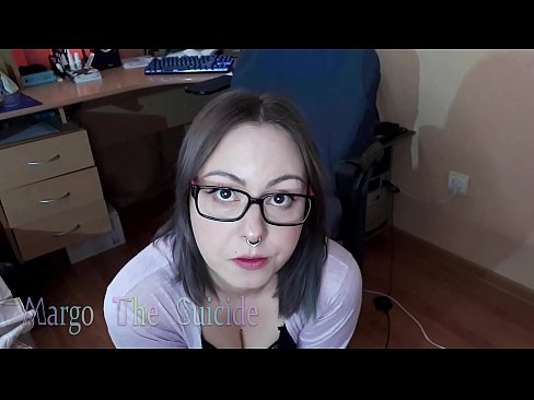 ❤️ Ragazza sexy con gli occhiali succhia il dildo profondamente sulla macchina fotografica ❤ Video di sessoal it.vanalize.ru ❤️